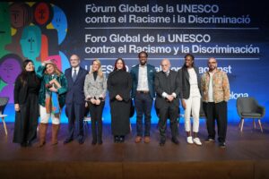 aauri con otras personas en el foro global de la UNESCO contra el racismo y la discriminación