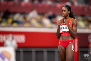aauri agarrando su colgante antes de salir a correr 400m en olimpiadas
