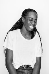 aauri sonriente blanco y negro