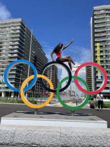 aauri encima del logo olímpico en tokyo